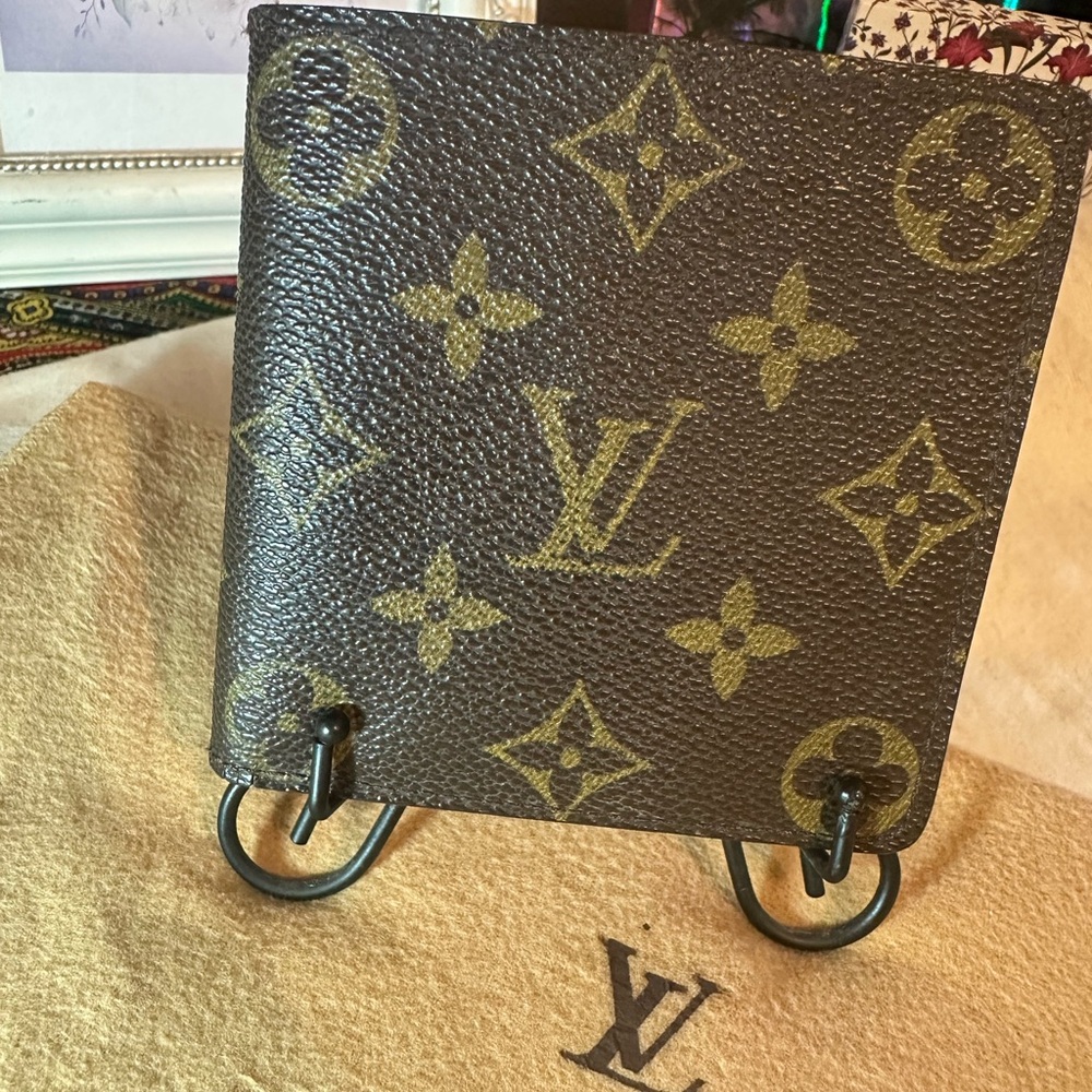 Louis Vuitton Mens Monogram Bifold Wallet